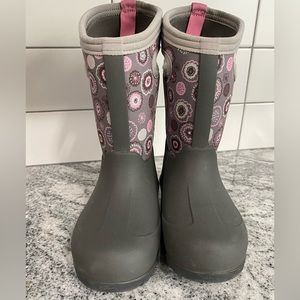Bogs girls size 11 winter boots